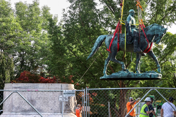 A statue of Robert E Lee being moved in Charlottesville USA