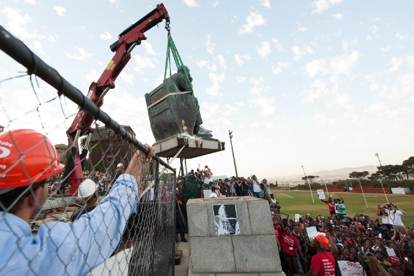 Statue of Cecil Rhodes being moved from the University of Cape Town