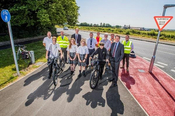 Deputy Minister for Climate Change, Lee Waters at Sandy Lane to Saltney Ferry active travel route with pupils and local Councillors at St Davids High School, Saltney.