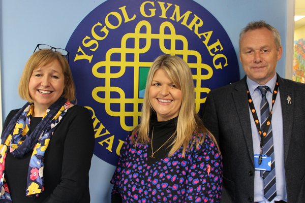 Education Secretary Lynne Neagle and Rhydian Lloyd, headteacher at Ysgol Gymraeg Gwaun Y Nant