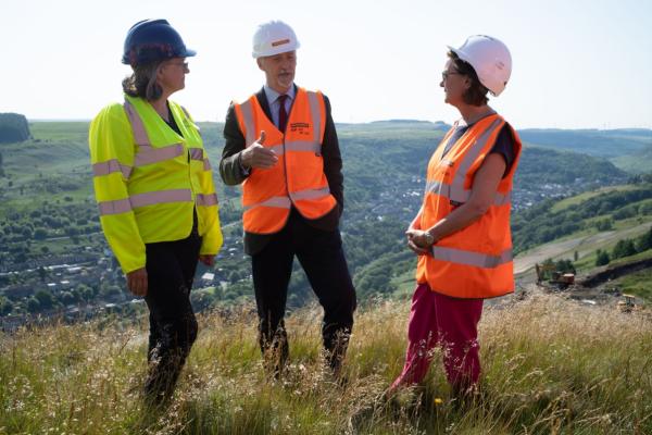 First Minister Eluned Morgan and Deputy First Minister with responsibility for Climate Change, Huw Irranca-Davies on a visit to Tylorstown Coal Tip on 18 June 2025