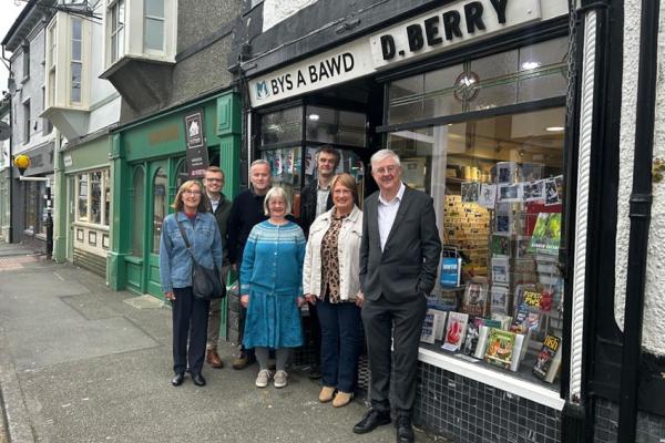 A group of people standing outside Bys a Bawd Pawb.