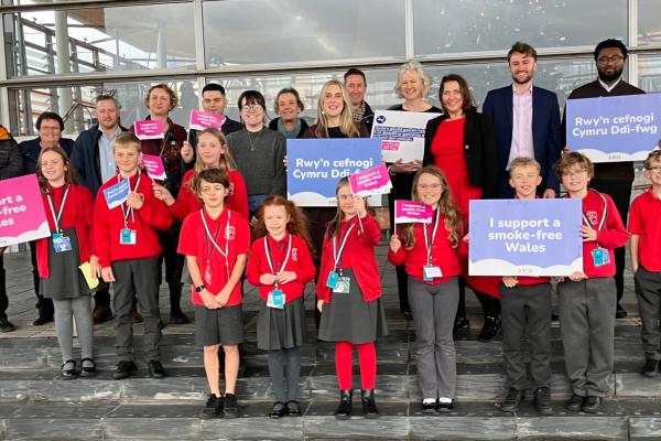 Mental Health and Wellbeing Minister Sarah Murphy with school children and supporters of the Tobacco and Vapes Bill